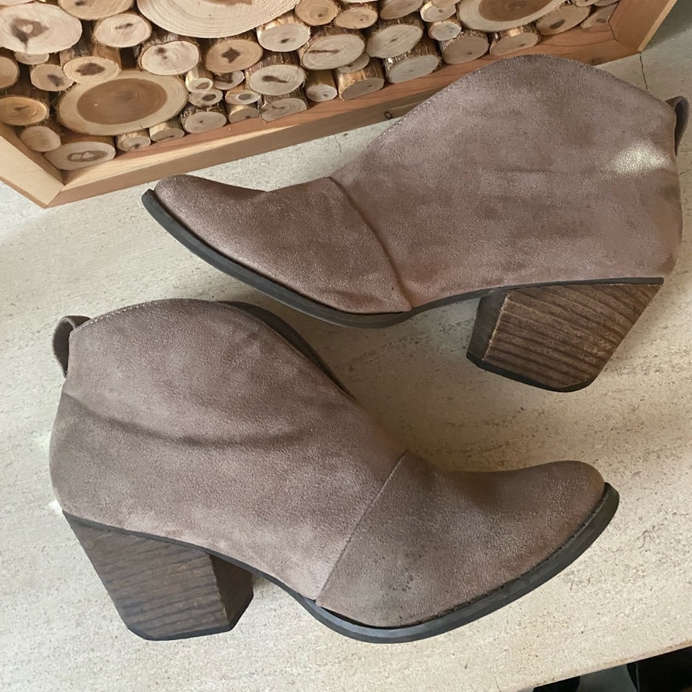 EUC. Trendy Taupe Bootie